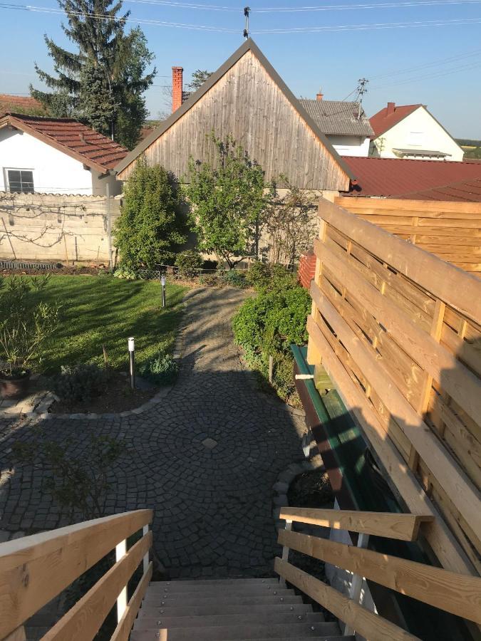 Helle, Offene Dachgeschosswohnung Mit Terrasse Oberloisdorf Exterior photo